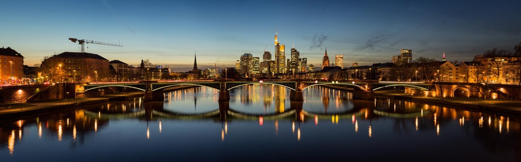 Skyline of Frankfurt am Main at dusk (2014)